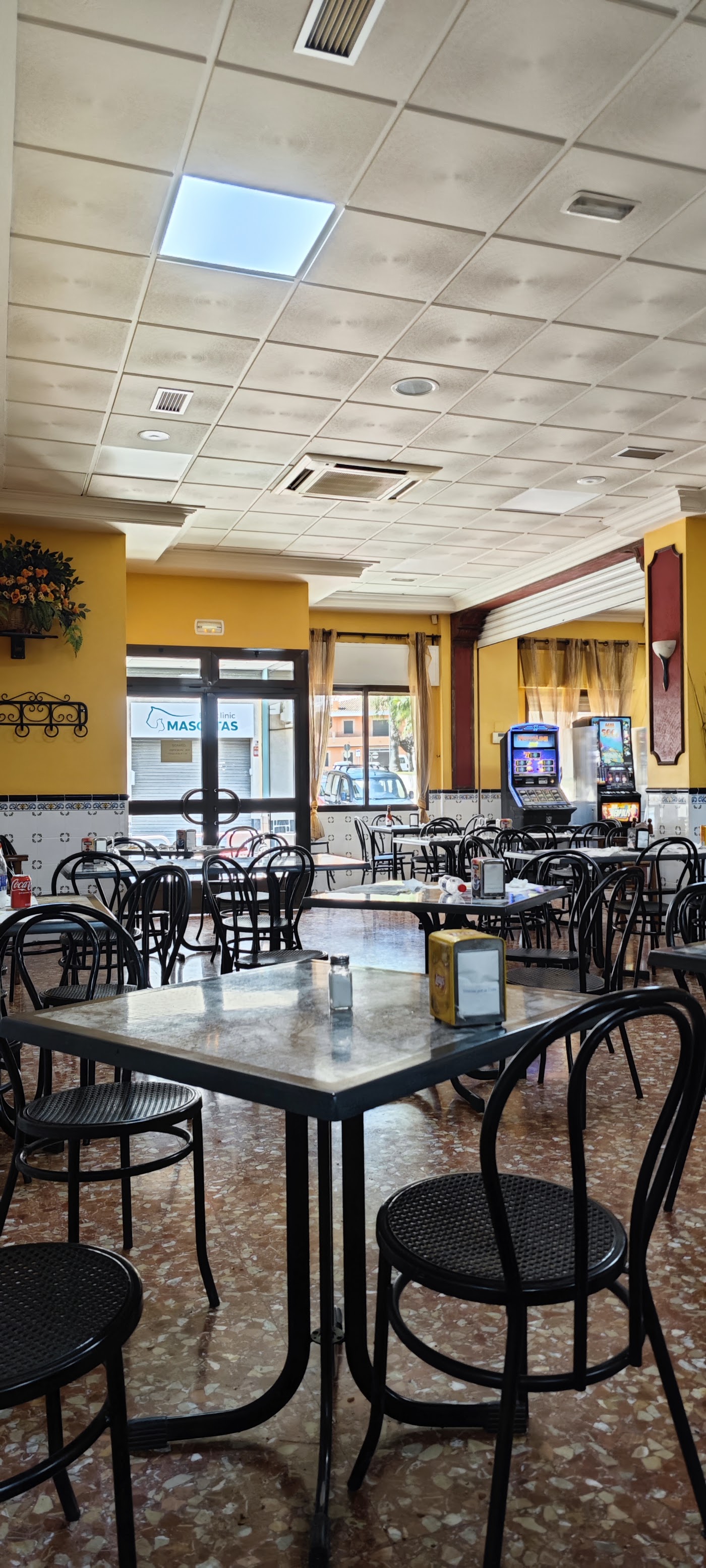 Interior del Bar Parquesol con mesas y barra